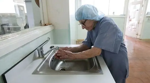 مسن‌ترین جراح جهان در آستانه 100سالگی+عکس