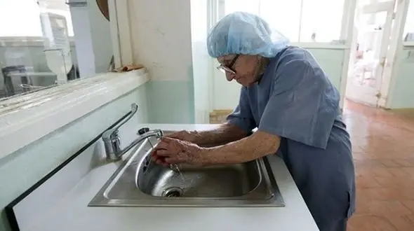 مسن‌ترین جراح جهان در آستانه 100سالگی+عکس