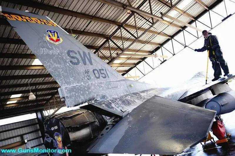 شستشوی هواپیماهای نظامی با ربات‌ها