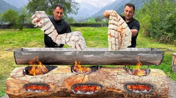 فیلم/ غذای روستایی؛ پخت هیجان‌انگیز قزل‌آلا توسط آشپز روستایی 