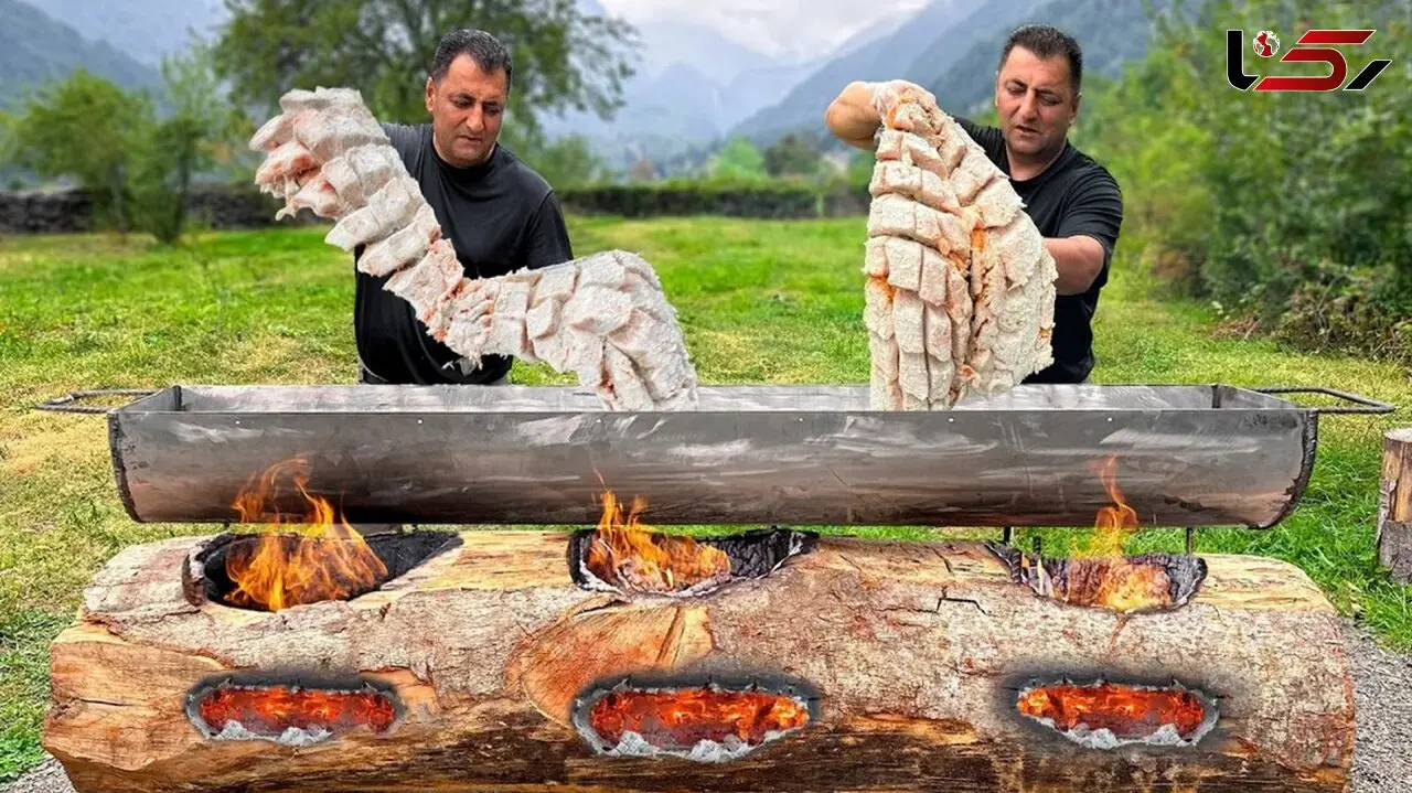 فیلم/ غذای روستایی؛ پخت هیجان‌انگیز قزل‌آلا توسط آشپز روستایی 