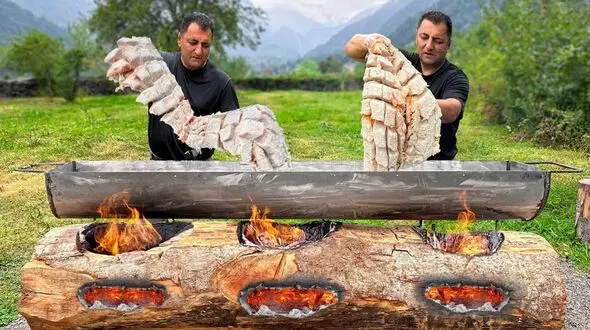 فیلم/ غذای روستایی؛ پخت هیجان‌انگیز قزل‌آلا توسط آشپز روستایی 