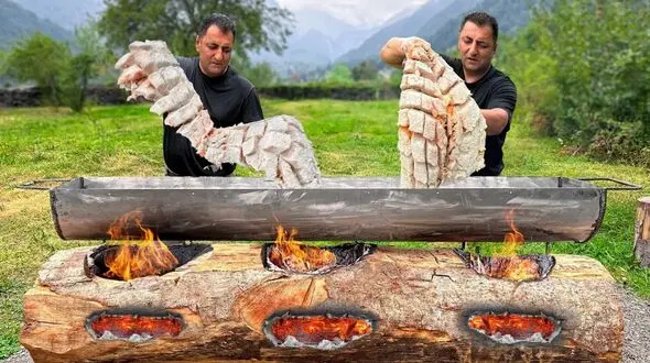 فیلم/ غذای روستایی؛ پخت هیجان‌انگیز قزل‌آلا توسط آشپز روستایی 