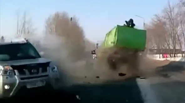 فیلم وحشتناک از تصادف کامیون و شاسی بلند / راننده ها شوکه شدند