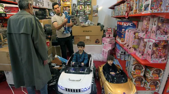 افزایش ۵۰ درصدی قیمت مواد اولیه تولید اسباب بازی در دو ماه اخیر در ایران / اسباب بازی چینی بدون کنترل کیفیت در دست کودکان ایرانی