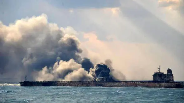 جدیدترین تصاویر از آتش سوزی نفتکش ایرانی+ فیلم