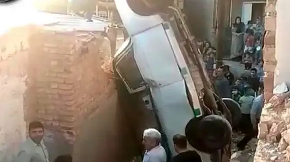 فیلم سقوط عجیب پیکان روی خانه حاشیه نشینان / صحنه ای باورنکردنی در تبریز