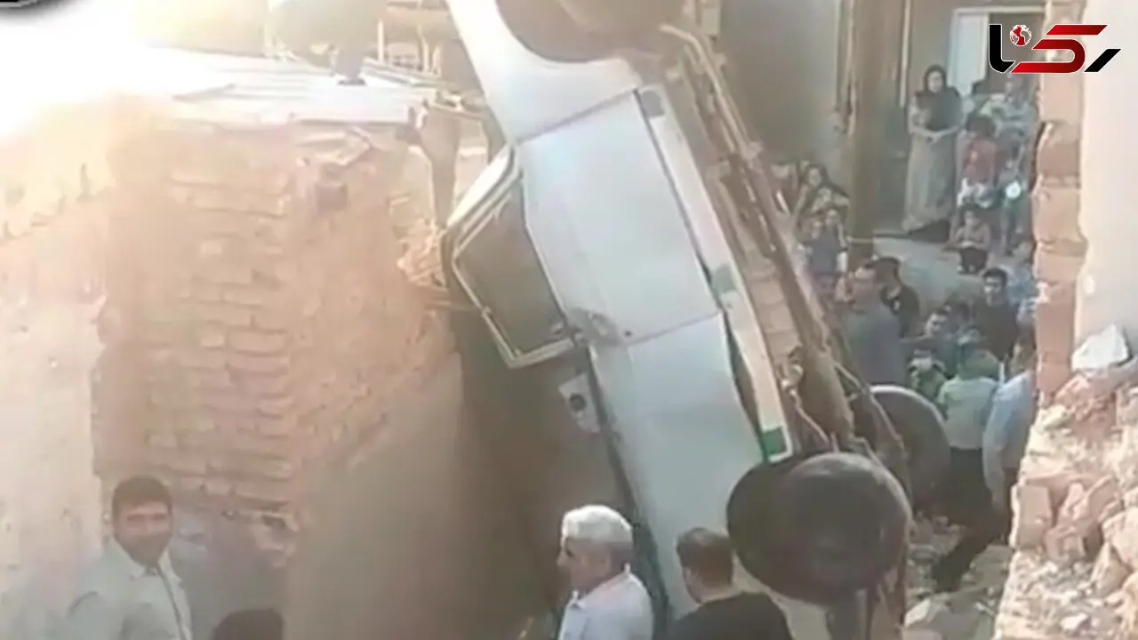 فیلم سقوط عجیب پیکان روی خانه حاشیه نشینان / صحنه ای باورنکردنی در تبریز