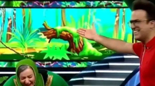 سکانس خنده دار برنامه شب آهنگی/ وقتی  حامد آهنگی نعیمه نظام دوست رو میفرسته داخل دهن تمساح از خنده منفجر شدن