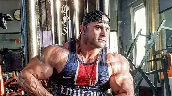 فیلم / غوغای خوانندگی جعفر غفارنژاد رقیب هادی چوپان با آهنگ محلی مازندرانی ؛ غفارنژاد از وزنه ها به میکروفن رسید / شعر و غزل بدون ساز نبونه