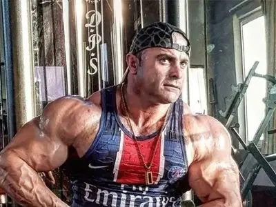 فیلم / غوغای خوانندگی جعفر غفارنژاد رقیب هادی چوپان با آهنگ محلی مازندرانی ؛ غفارنژاد از وزنه ها به میکروفن رسید / شعر و غزل بدون ساز نبونه