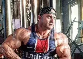 فیلم / غوغای خوانندگی جعفر غفارنژاد رقیب هادی چوپان با آهنگ محلی مازندرانی ؛ غفارنژاد از وزنه ها به میکروفن رسید / شعر و غزل بدون ساز نبونه