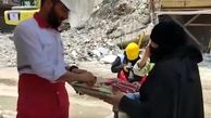 این مادر برای امدادگران متروپل نان می پزد و میانشان پخش می کند  + فیلم