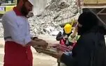 این مادر برای امدادگران متروپل نان می پزد و میانشان پخش می کند  + فیلم