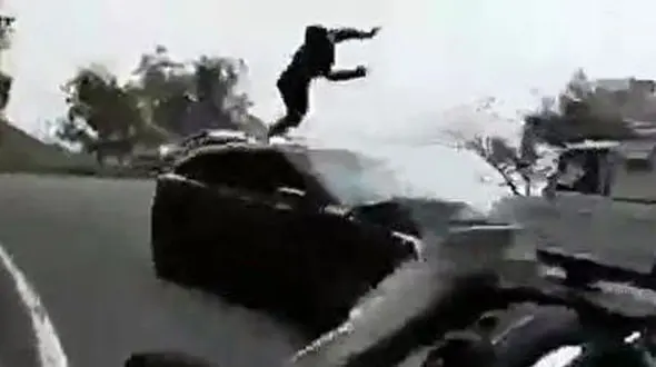 تصادف شاخ به شاخ موتورسوار با خودرو + فیلم