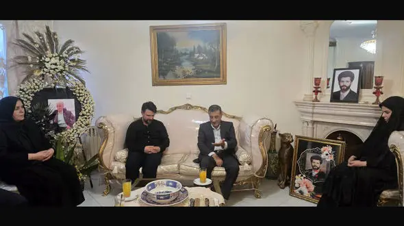 حضور معاون اجرایی رئیس‌جمهور در منزل شهید جنگ تحمیلی ۱۲ روزه 