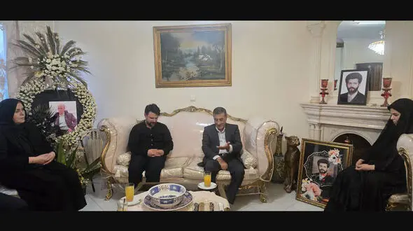 حضور معاون اجرایی رئیس‌جمهور در منزل شهید جنگ تحمیلی ۱۲ روزه 
