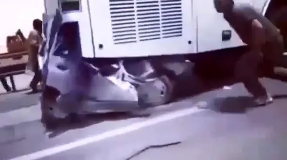 فیلم تصادف هولناک پراید با اتوبوس / پراید زیر اتوبوس پرس شد