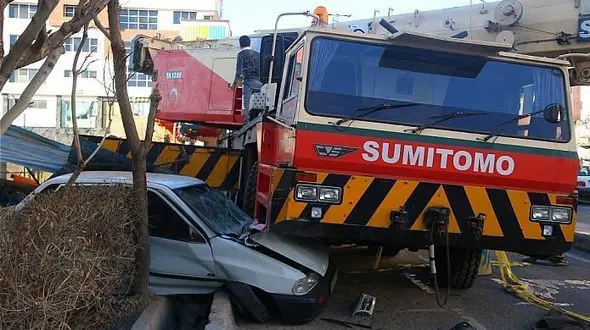 مچاله شدن پراید زیر جرثقیل در سعادت‌آباد تهران + تصاویر عجیب