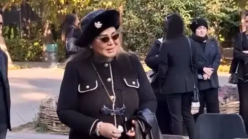 نگاهی به تیپ و استایل بازیگران ایرانی در مراسم تشییع پیکر هادی مرزبان/ از بهاره رهنما تا فرزانه کابلی گریان از علی نصیریان، اکبر زنجانپور، مجید مظفری تا ...