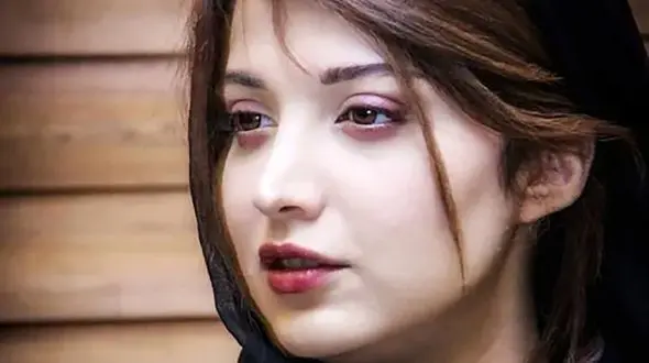 عکس مادر جذاب روشنک گرامی شوکه تان می کند ! / شباهت عجیب و جوانی عجیب تر مادر خانم بازیگر !