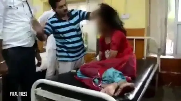 کتک زدن بیمار روش جدید درمان این پزشک است !+فیلم و عکس