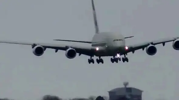 فرود کم نظیر و هولناک هواپیما مسافربری در طوفان شدید + فیلم