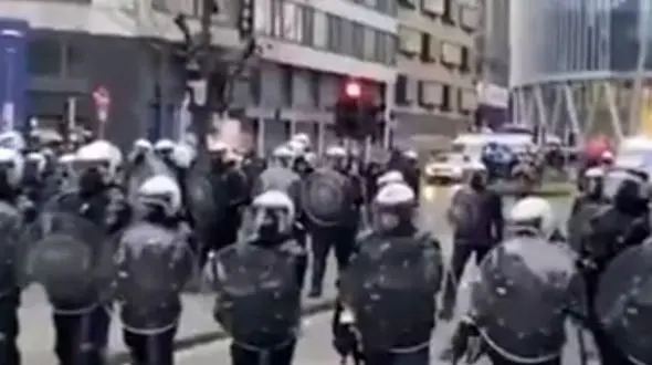 مرگ یک سیاه پوست در اداره پلیس پایتخت بلژیک + فیلم