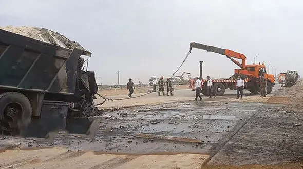 مصدومان تصادف زنجیره ای جاده  قم-گرمسار به ۲۱ نفر افزایش یافت / راننده کامیون فوت کرد+ تصاویر