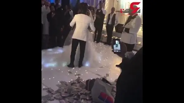 2 کیف پر از دلار هدیه لاکچری خواننده معروف در شب عروسی مادرش+ فیلم