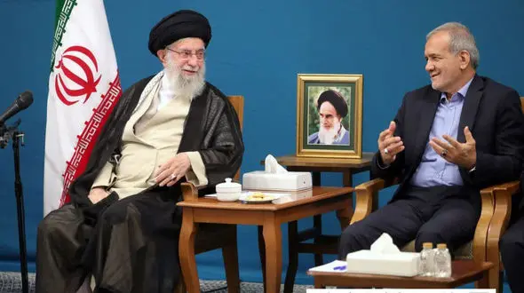  رهبر انقلاب : رئیس جمهور  برای انتخاب وزیران با من مشورت کردند /اولویت فوری حل مسئله گرانی و تورم است