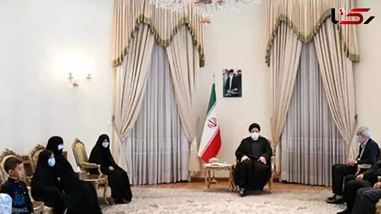 اعتراض به حذف تصویر امام از نشست رسمی رئیسی / می خواهید خمینی زدایی کنید؟