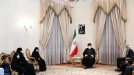 اعتراض به حذف تصویر امام از نشست رسمی رئیسی / می خواهید خمینی زدایی کنید؟