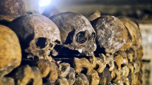 کشف جمجمه و استخوان انسان در یکی از محله‌های قدیمی پاریس+جزئیات و عکس 