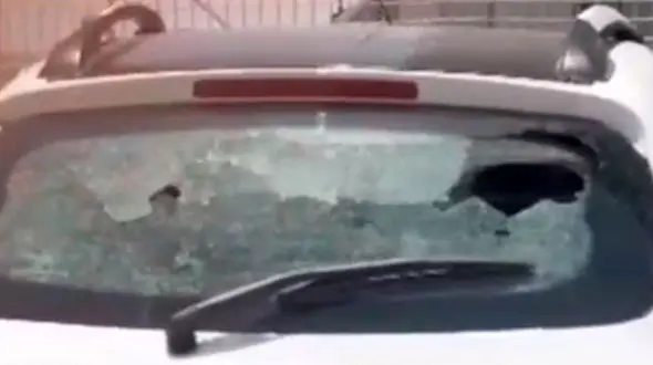 ببینید / خرد شدن شیشه‌های 2 ماشین کوئیک بر اساس باد شدید + فیلم