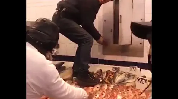 صحنه وحشتناک در یکی از فروشگاه های چین / کرونا در کمین است! + فیلم