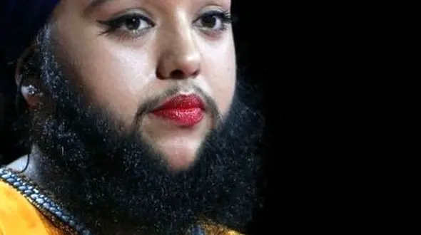 دختری جذاب با ریش های 15 سانتی+عکس