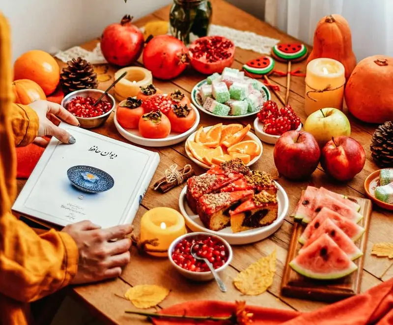 تزیین سفره یلدا با برگ پاییزی<p> </p>