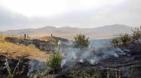 آتش‌سوزی وسیع در مراتع روستای انجلین خرم‌دره مهار شد