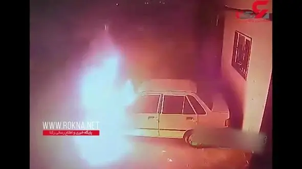لحظه به آتش کشیدن پراید توسط جوان کینه جو +فیلم
