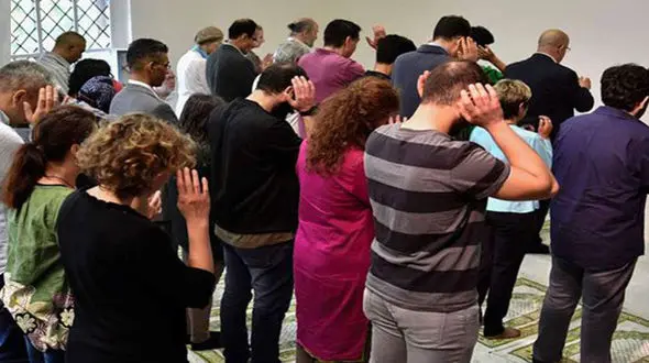 مسجد مختلط و نماز جماعت زن و مرد در کنار هم !+ تصاویر