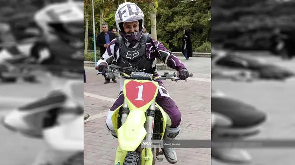 موتور سواری یک زن در دانشگاه پیام نور + عکس 