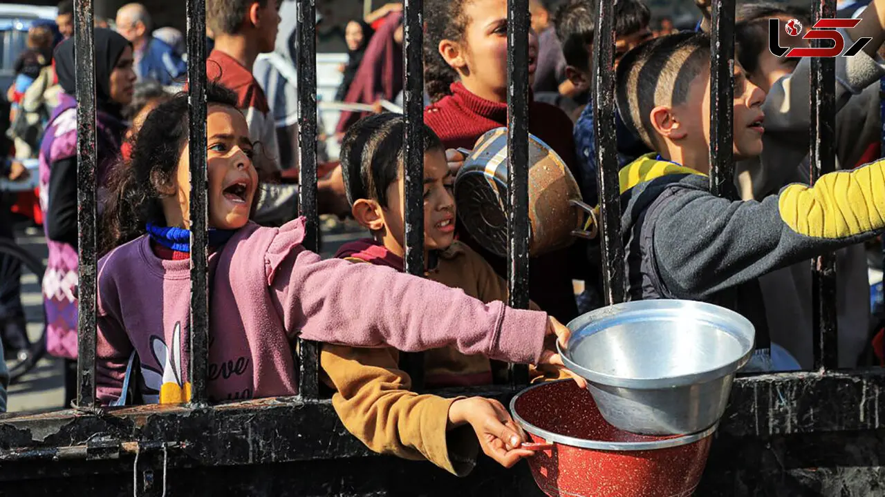 مرگ غم انگیز پیرمرد گرسنه فلسطینی در صف غذا + فیلم