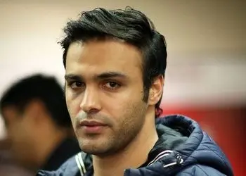 پرش خنده دار سامان صفاری از روی آب حوض در برنامه زنده/ عجب دل و جرئتی داره+فیلم