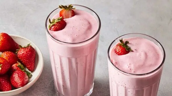 اسموتی توت فرنگی؛ طرز تهیه انواع اسموتی توت فرنگی