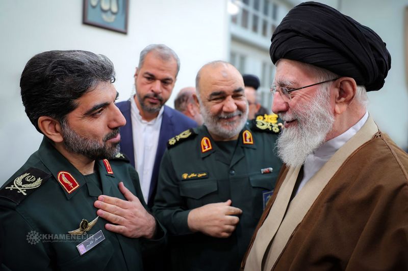  تصاویر شهیدان سلیمانی، سلامی، حاجی‌زاده، شانه‌ئی و طاهرپور در کنار رهبر انقلاب