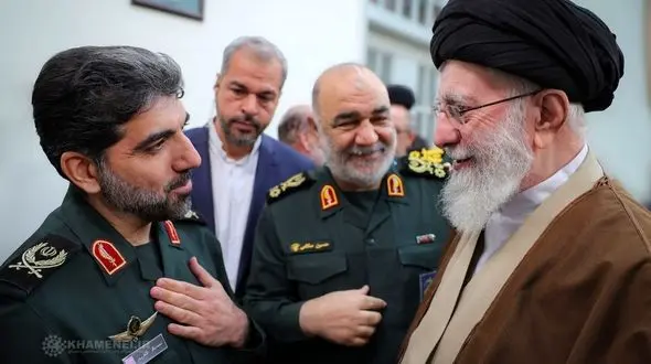 پشت در خانه رهبری انقلاب چه خبر است؟ / برادر کوچک رهبری: ایشان مبل ندارند، در آشپزخانه‌شان از این صندلی‌های پلاستیکی است که من خریدم و‌ فرستادم برایشان! + عکس ها