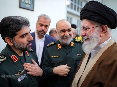 پشت در خانه رهبری انقلاب چه خبر است؟ / برادر کوچک رهبری: ایشان مبل ندارند، در آشپزخانه‌شان از این صندلی‌های پلاستیکی است که من خریدم و‌ فرستادم برایشان! + عکس ها