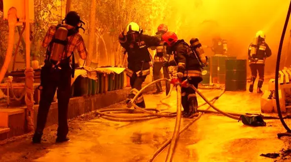 آتش‌سوزی خیابان حدادعادل کرمانشاه کامل مهار شد