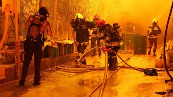 آتش‌سوزی خیابان حدادعادل کرمانشاه کامل مهار شد